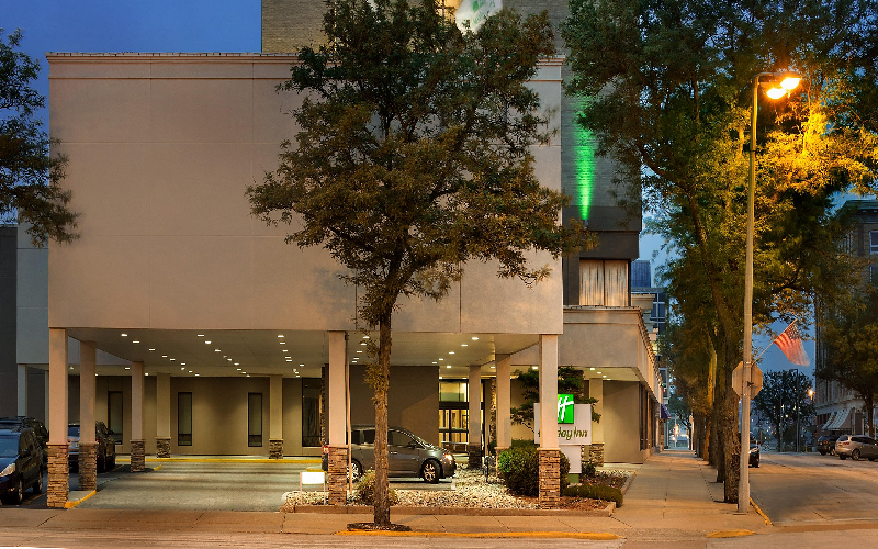 Holiday Inn-Rock Island - Holiday Inn Rock Island-Overnight Stay-Hotel Extravaganza Save 50%